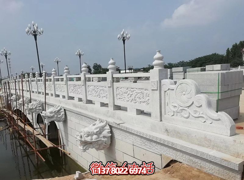 精美漢白玉石拱橋，融龍紋雕刻欄桿