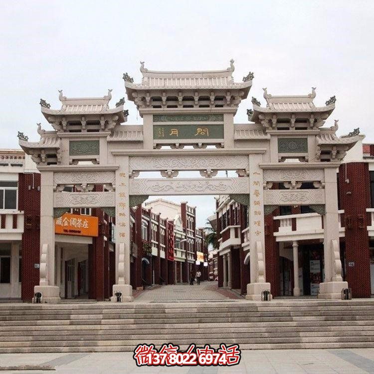 精美中式三門牌坊，裝飾大理街道