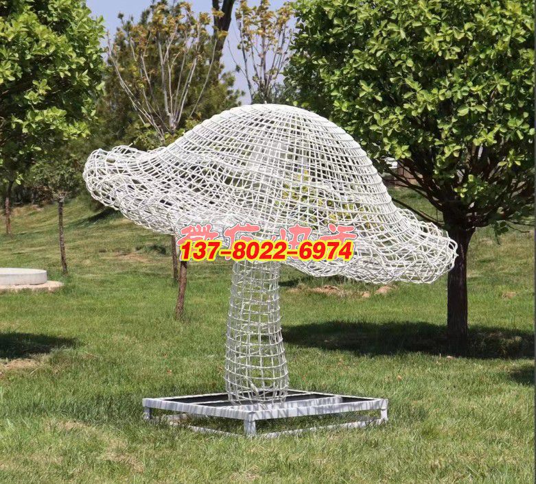 織夢菌傘：草地間的金屬呼吸